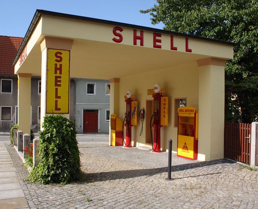 Restaurierte Shell Tankstelle heute in Kamenz - Seiteneinfahrt